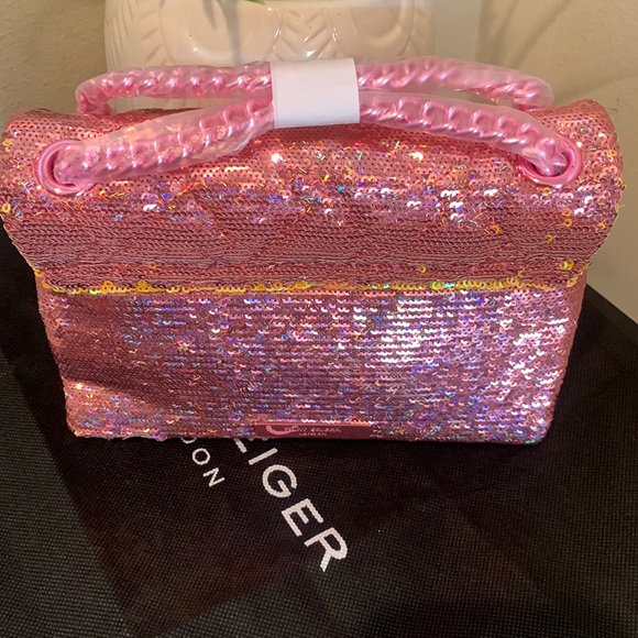 Kurt Geiger London Mini Kensington Sequins Crossbody Bag
KURT GEIGER L… - Picture 5 of 16